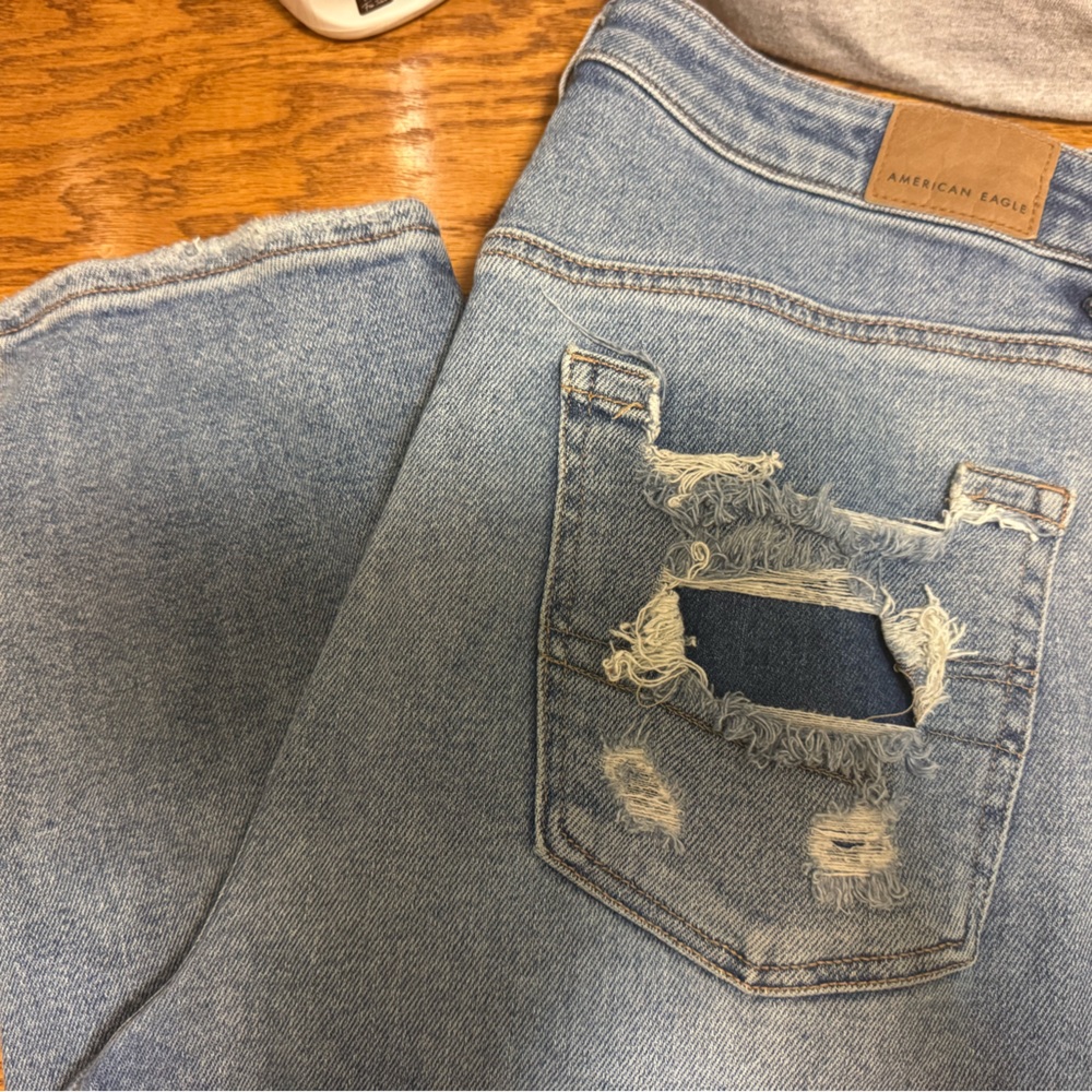 American Eagle Outfitters Light Blue Distressed women’s Jeans